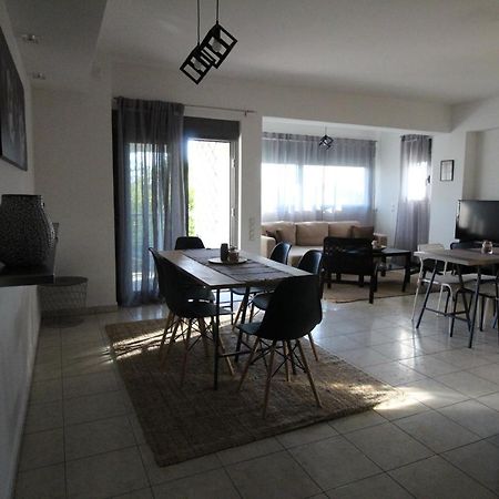 Lovely 2-Bedroom Apartment เอเธนส์ ภายนอก รูปภาพ