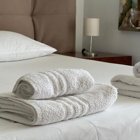 Lovely 2-Bedroom Apartment เอเธนส์ ภายนอก รูปภาพ