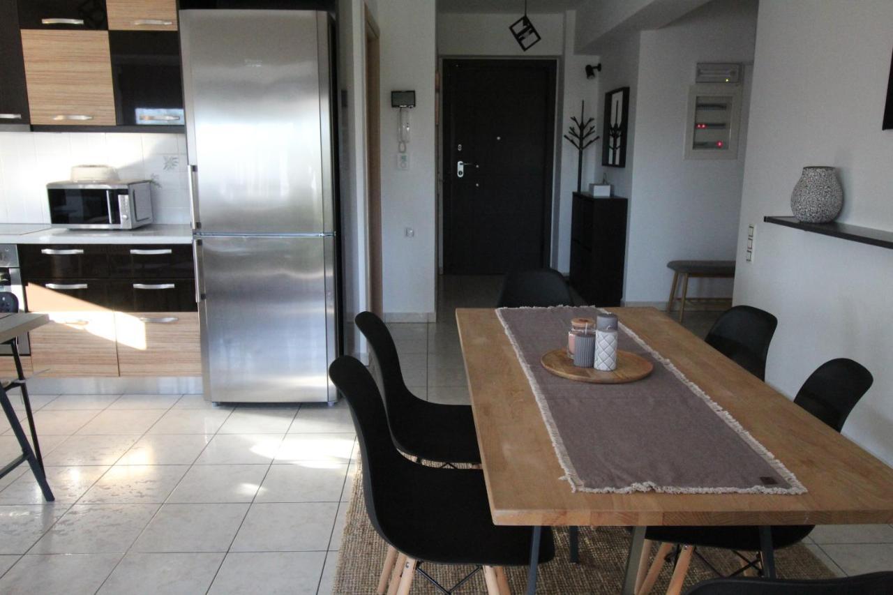 Lovely 2-Bedroom Apartment เอเธนส์ ภายนอก รูปภาพ