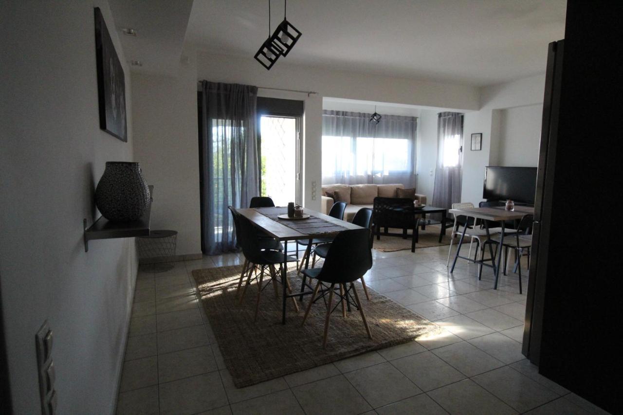 Lovely 2-Bedroom Apartment เอเธนส์ ภายนอก รูปภาพ