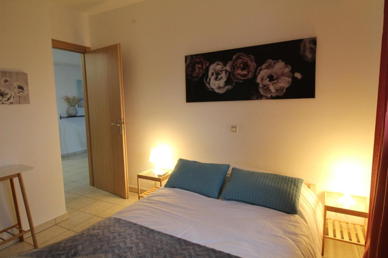 Lovely 2-Bedroom Apartment เอเธนส์ ภายนอก รูปภาพ