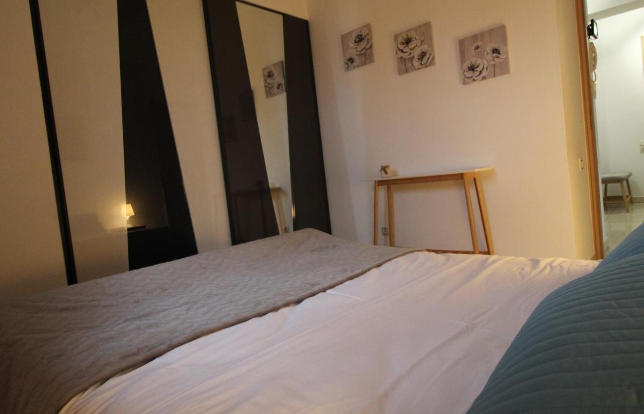 Lovely 2-Bedroom Apartment เอเธนส์ ภายนอก รูปภาพ