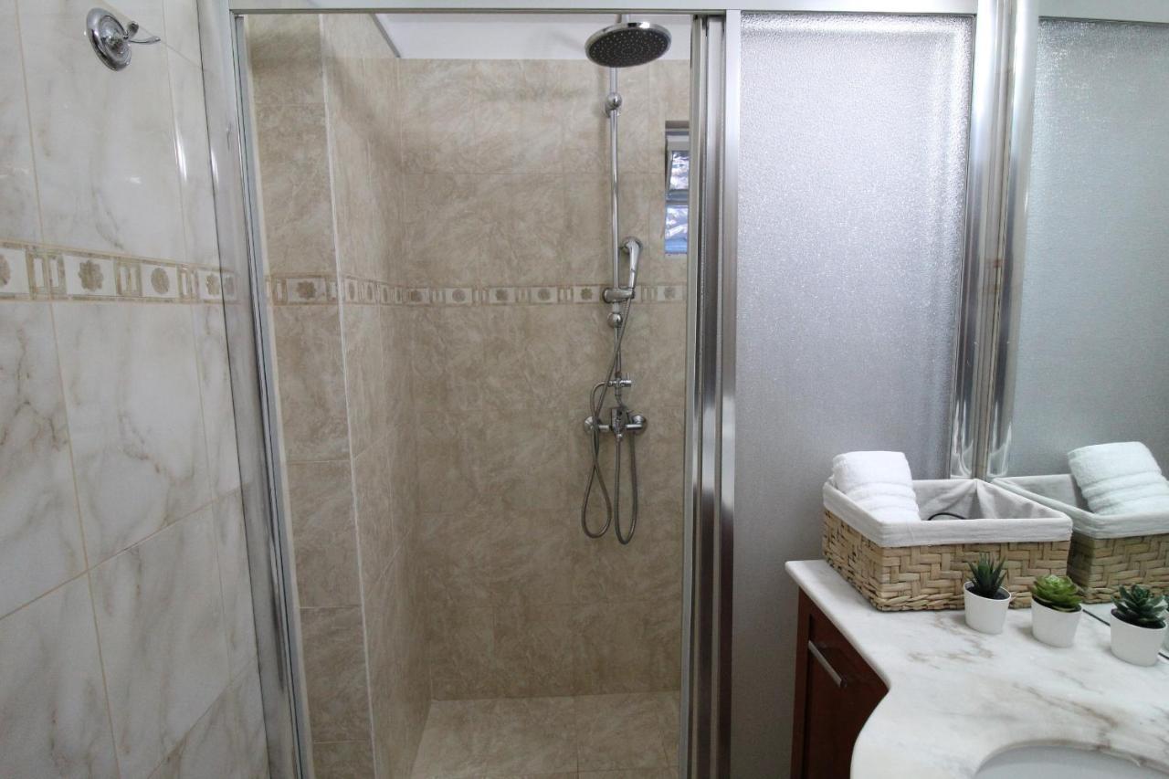 Lovely 2-Bedroom Apartment เอเธนส์ ภายนอก รูปภาพ