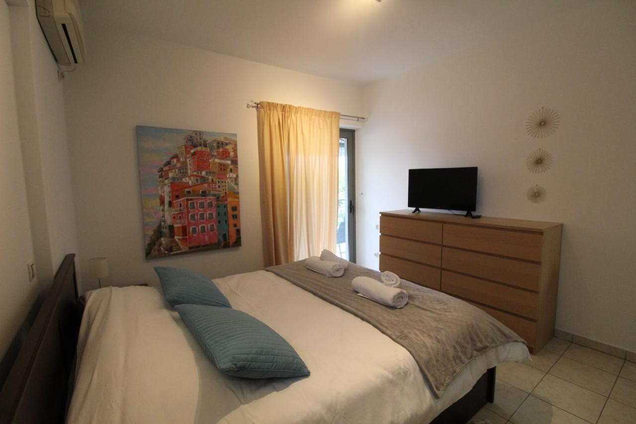 Lovely 2-Bedroom Apartment เอเธนส์ ภายนอก รูปภาพ