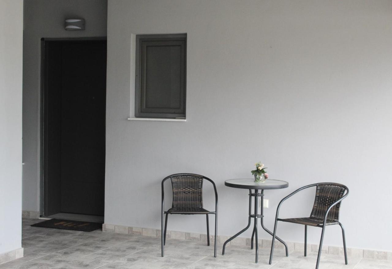 Lovely 2-Bedroom Apartment เอเธนส์ ภายนอก รูปภาพ