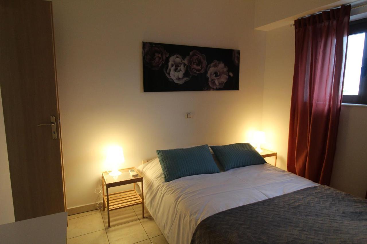 Lovely 2-Bedroom Apartment เอเธนส์ ภายนอก รูปภาพ