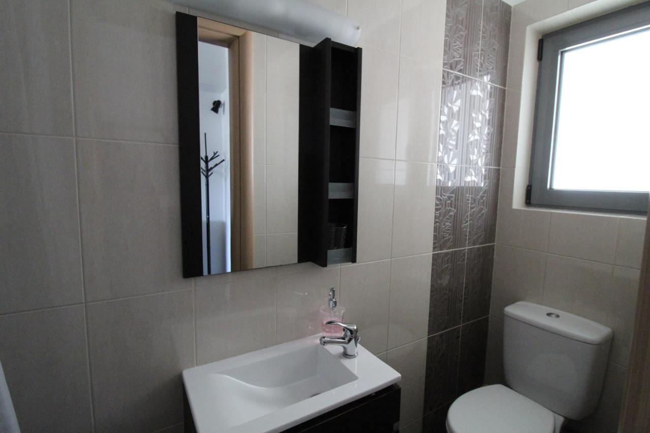 Lovely 2-Bedroom Apartment เอเธนส์ ภายนอก รูปภาพ