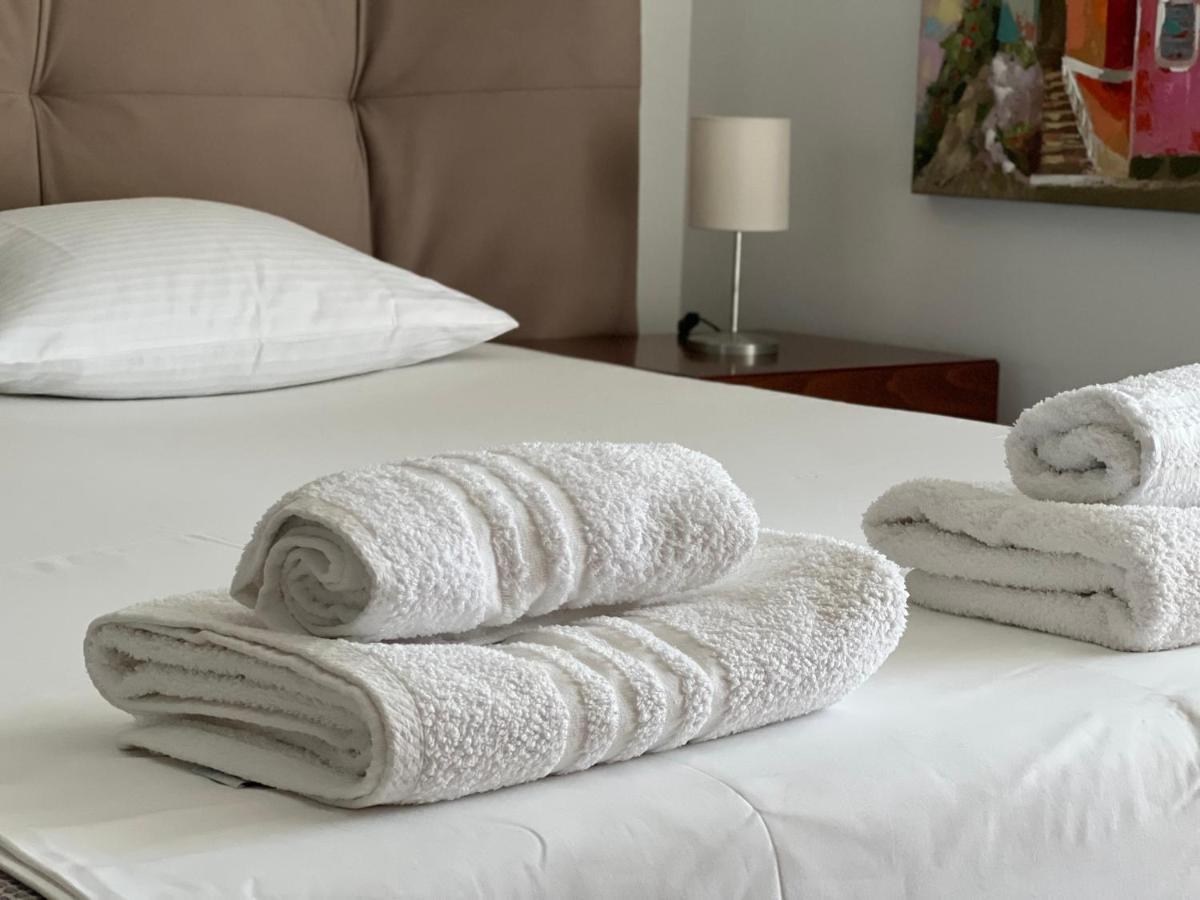 Lovely 2-Bedroom Apartment เอเธนส์ ภายนอก รูปภาพ